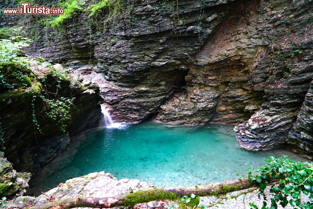 Immagine La Grotta Azzura a Mel, provincia di Belluno. Nascosto nei boschi della Valbelluna, questo luogo si trova fra il castello di Zumelle e l'abitato di Villa.