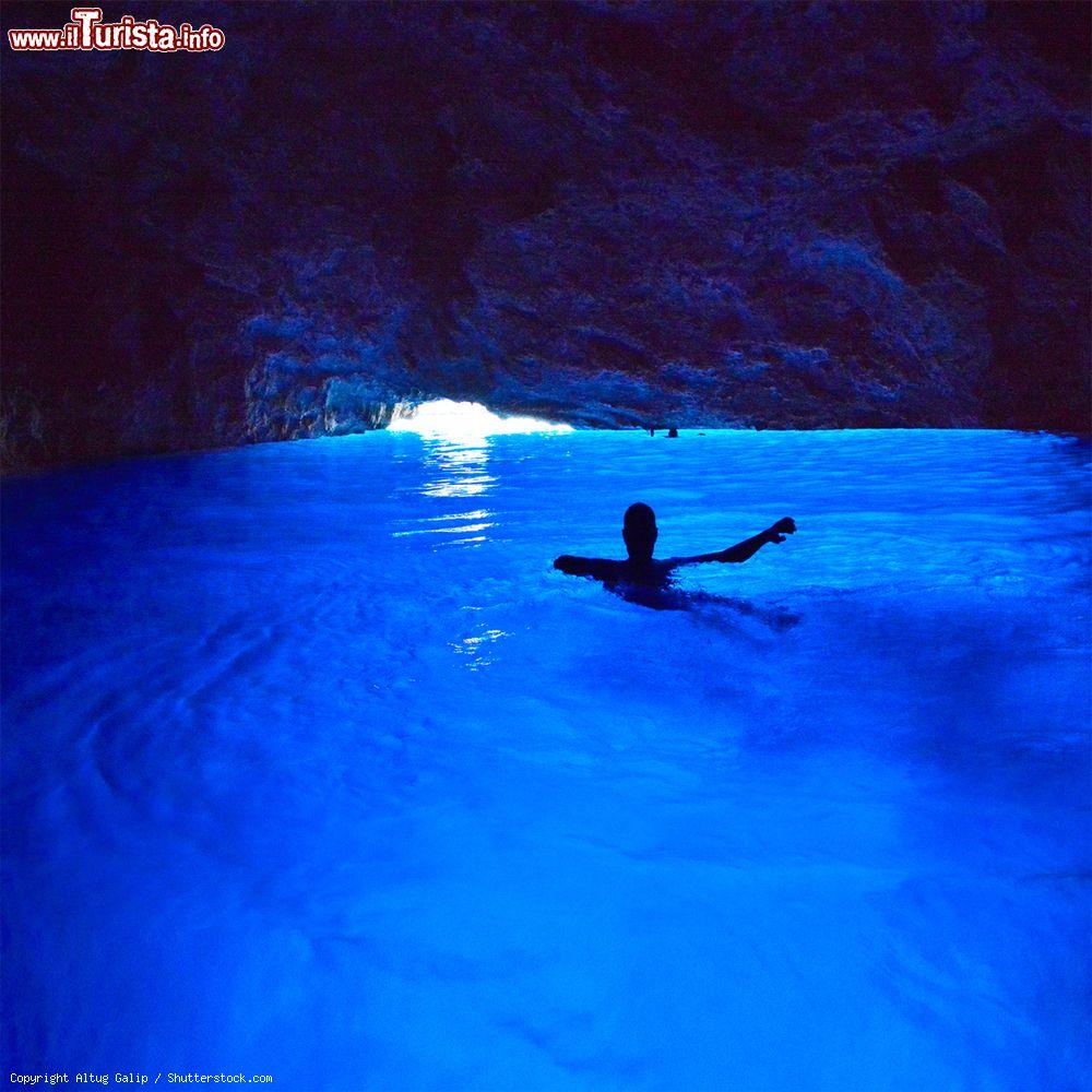 Immagine La grotta blu di Kastellorizo, isole del Dodecaneso, Grecia - © Altug Galip / Shutterstock.com