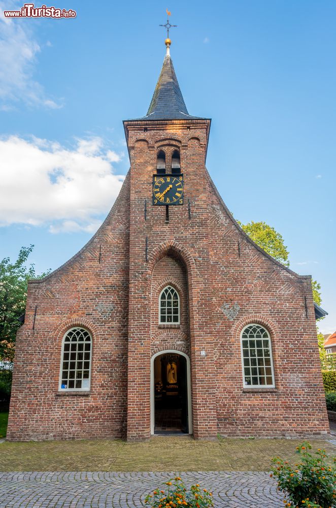 Immagine La Hasselt Chapel, l'edificio più antico di Tilburg (Olanda). Situata in una piccola piazzetta della città. la sua costruzione risale al 1536.