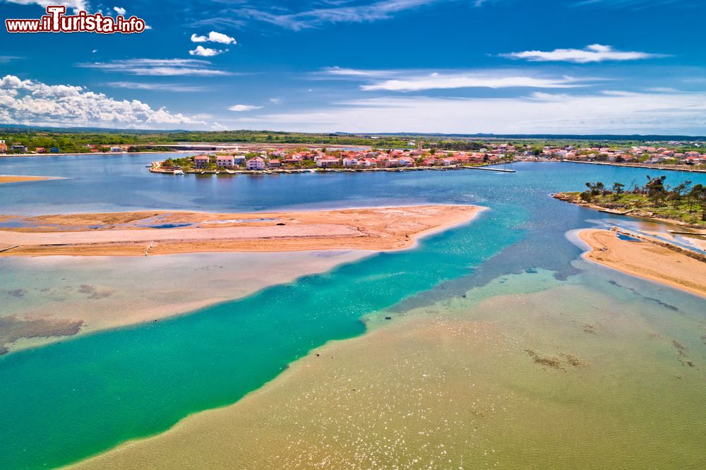 Immagine La laguna della cittadina di Nin, Croazia. Qui si trova la Spiaggia delle Regine, famosa per i suoi fanghi curativi.