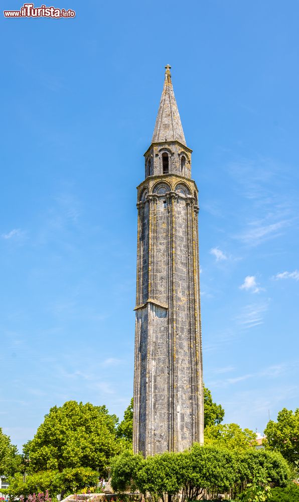 Immagine La lanterna dei morti nella cittadina di Saint-Pierre-d'Oleron sull'isola d'Oleron, Francia. In alcuni cimiteri medievali della Francia centro occidentale si ergono delle costruzioni in muratura simili ad alte torri. All'interno vi era spazio sufficiente perchè un uomo si arrampicasse sino alla sommità per accendere, all'imbrunire, una lanterna.