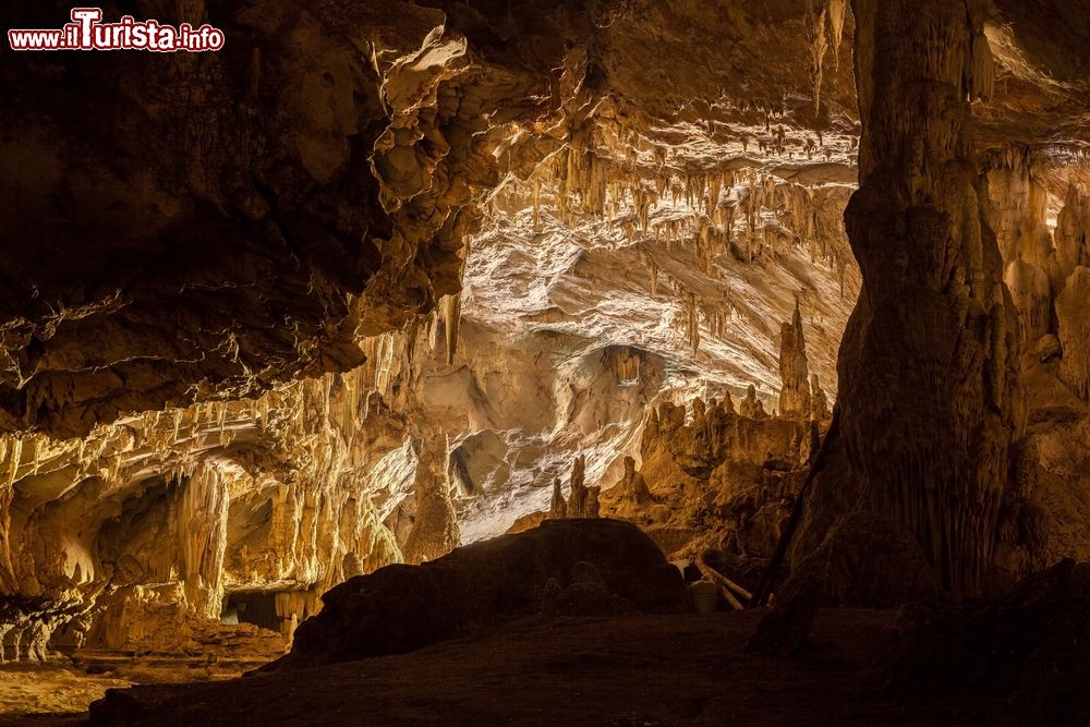 Immagine La luce all'interno delle grotte di Tham Lot (Lod) vicino a Soppong, Mae Hong Son (Thailandia).