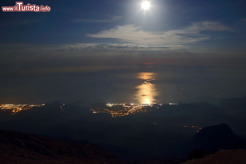 Immagine La luna si rispecchia nel mare di Tekirova, Turchia.