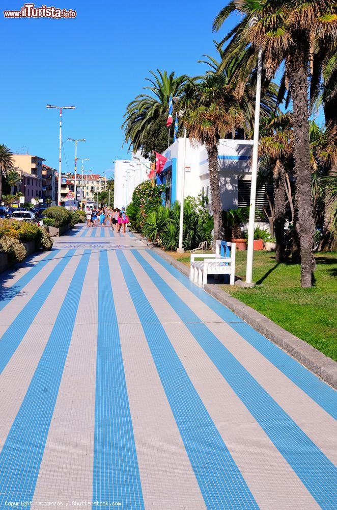 Immagine La lunga passeggiata di Albissola Marina, Savona, Liguria. Il paese è situato sulla costa della Riviera del Beigua vicino al Comune di Albisola Superiore da cui è separata dalla foce del torrente Sansobbia - © maudanros / Shutterstock.com