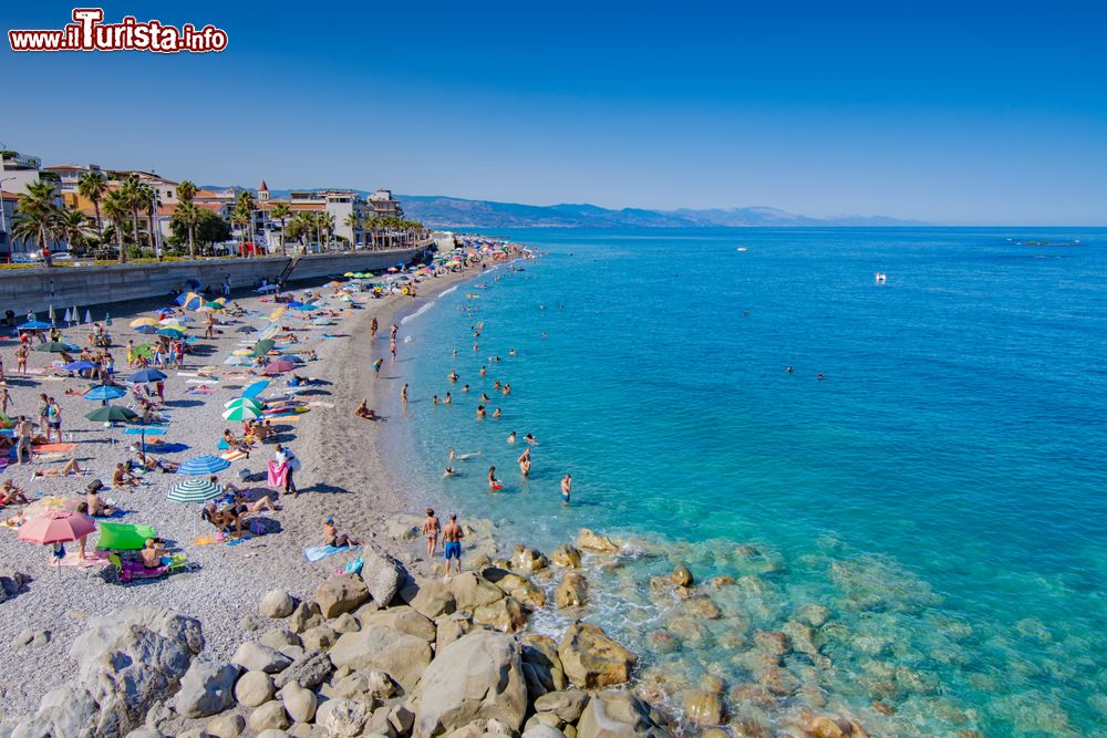 Immagine La lunga spiaggia di Capo d'Orlando in Sicilia, una delle più famose lungo la costa nord.