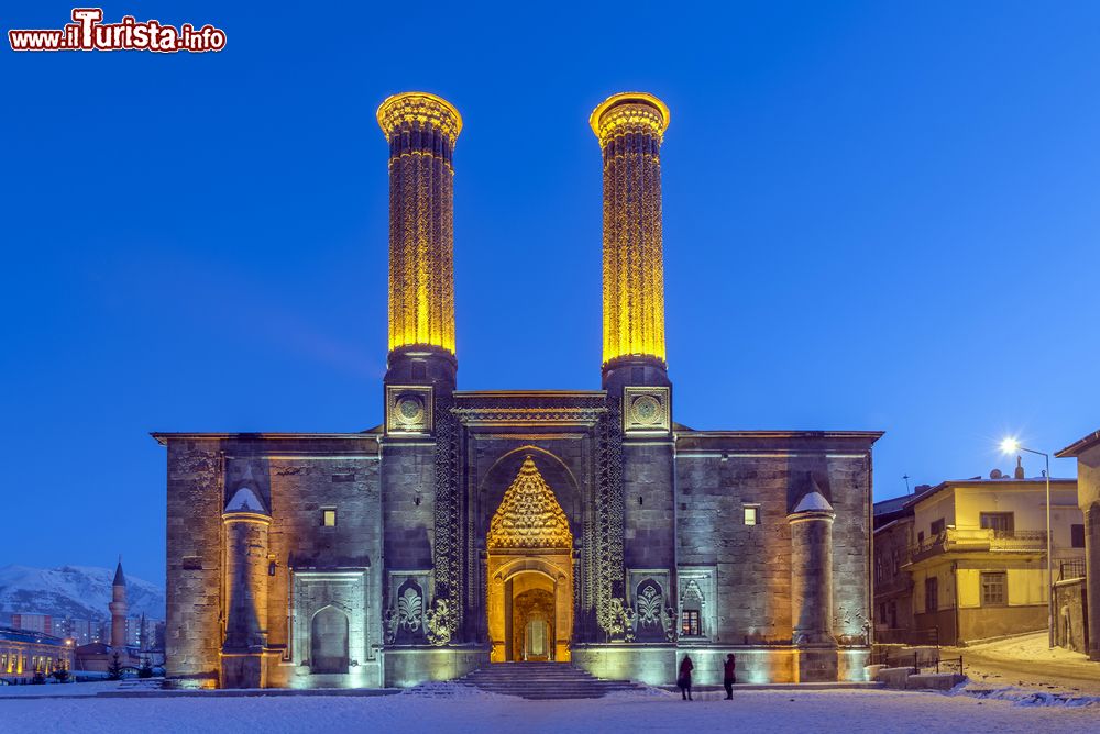 Immagine La madrasa dal doppio minareto di Erzurum, Turchia, by night.