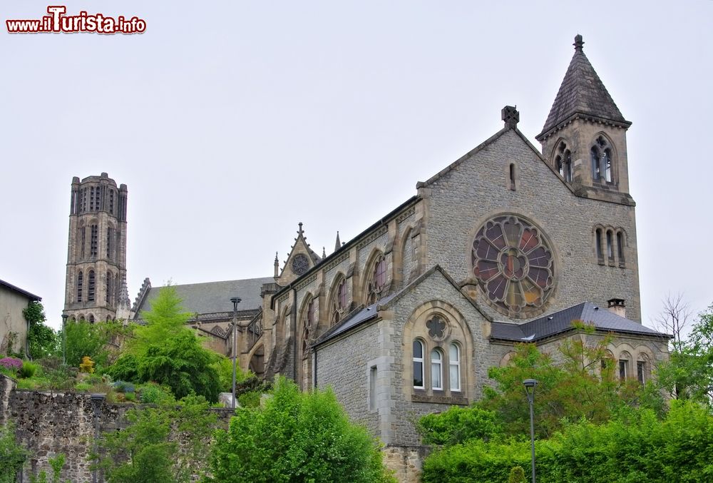 Immagine La maestosa cattedrale di Santo Stefano a Limoges, Francia. L'edificio è dominato dalla torre campanaria romanica che con la sua base larga costituisce di fatto la facciata della chiesa.