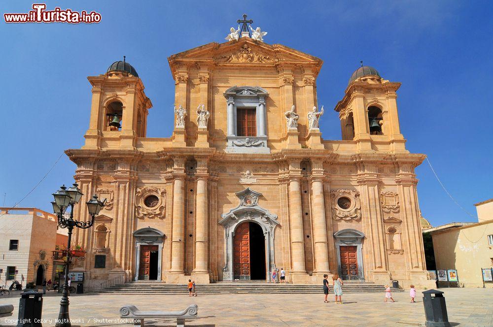 Immagine La maestosa chiesa del Purgatorio nel centro di Marsala, Sicilia. La facciata è in stile barocco a due ordini, sul secondo dei quali spiccano due campanili laterali rispetto al corpo centrale - © Cezary Wojtkowski / Shutterstock.com