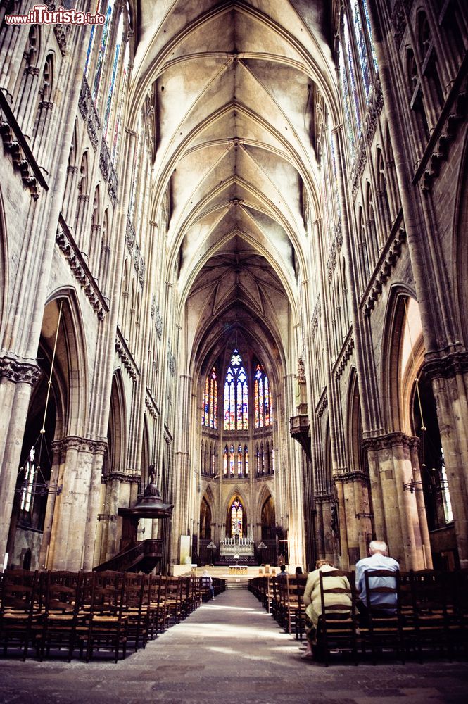 Immagine La maestosa navata della catetdrale di Metz, Francia.