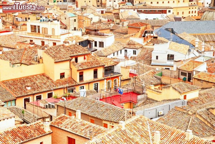 Immagine I tetti di Toledo visti dall'alto: un mosaico di tegole, comignoli, finestre e colori - © Botond Horvath / Shutterstock.com