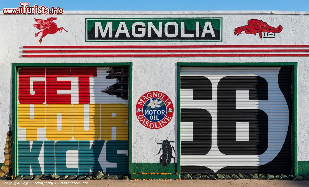 Immagine La Magnolia Gas Station lungo il Tucumcari Boulevard, il viale principale della città, ovvero la mitica Route 66 - © Nagel Photography / Shutterstock.com