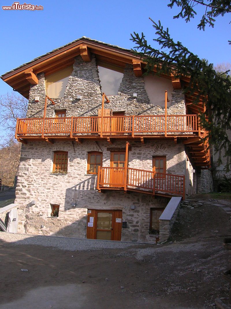 Immagine La Maison des anciens remedes  a Pompiod di Jovencan, Valle d'Aosta - © Patafisik - CC BY-SA 3.0, Wikipedia