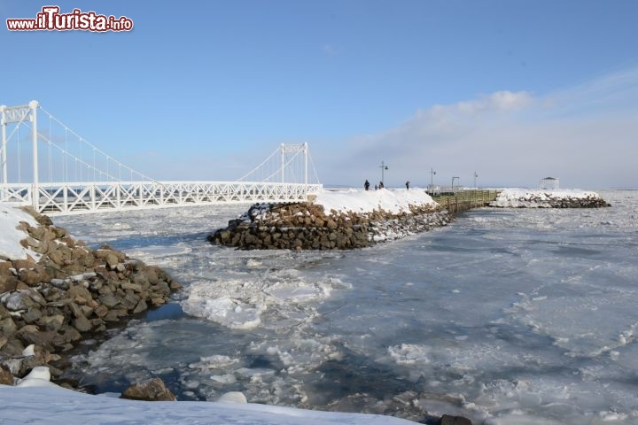 Immagine Il molo di La Malbaie: il picolo pontile per le passeggiate presso Pointe-au-Pic, all'estremità meridionale della cittadina di La Malbaie.in inverno le acque ghiacciate del fiume Saint-Laurent rendono surreale una camminata fino al gazebo posto all'estremità del molo.