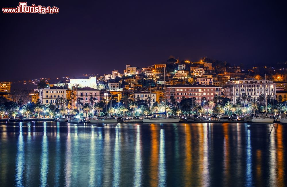 Immagine La marina di La Spezia by night, Liguria. L'arsenale marittimo del XIX° secolo e il Museo Tecnico Navale testimoniano l'eredità marinara della città.