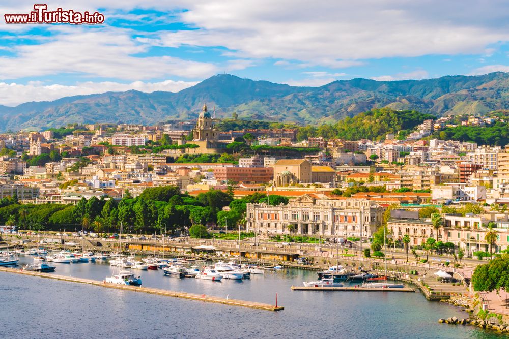 Immagine La marina di Messina, la skyline e i Monti Peloritani sullo sfondo, siamo in Sicilia