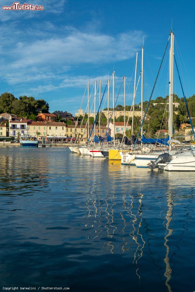 Immagine La marina di Saint-Mandrier-sur-Mer, Francia, in una giornata di sole, con barche da pesca e yachts ormeggiati - © barmalini / Shutterstock.com