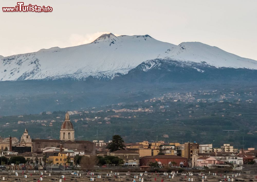 Immagine La marina di Riposto e più in dietro Giarre ai piedi del vulcano Etna in Sicilia