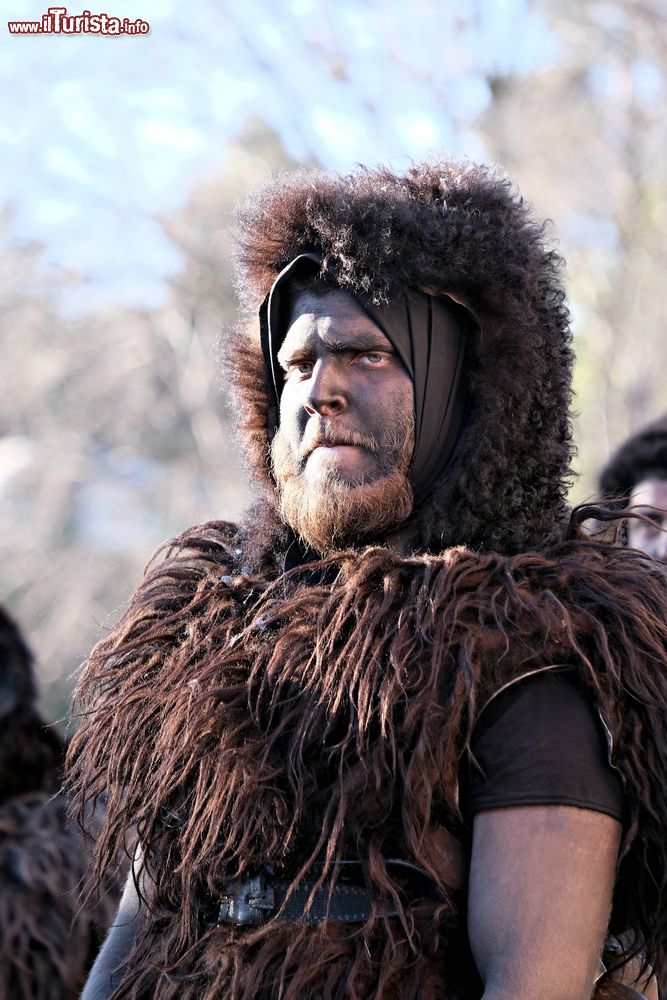 Immagine La maschera S'Urtzu tipica del Carnevale di Ardauli in Sardegna - © Paolo Certo / Shutterstock.com