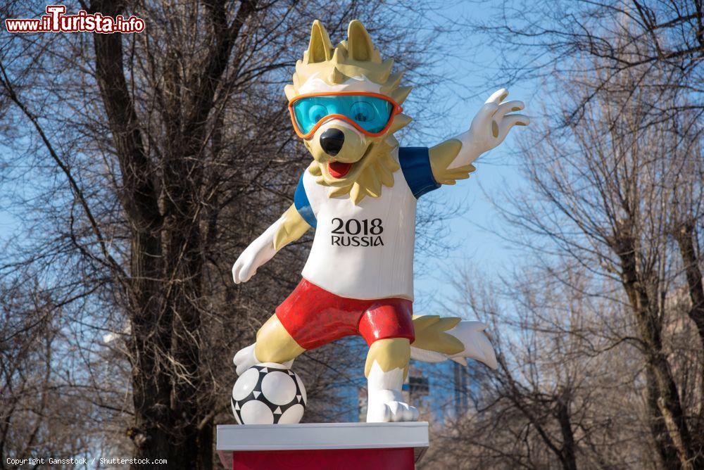 Immagine La mascotte ufficiale di Fifa World CUP 2018 e della Fifa Confederations Cup 2017: il lupo Zabivaka nella Piazza del Teatro a Rostov-on-Don - © Gansstock / Shutterstock.com