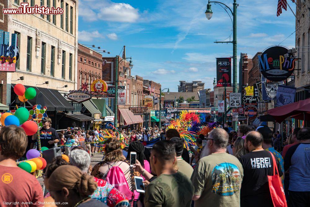 Immagine La Memphis Pride Parade lungo Beale Street, Tennessee (USA) - © evenfh / Shutterstock.com