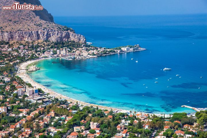 Immagine La meravigliosa spiaggia di Mondello, il lido più spettacolare di Palermo e della Sicilia - © Aleksandar Todorovic / Shutterstock.com