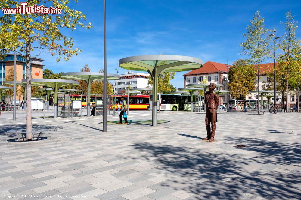 Immagine La moderna piazza della stazione degli autobus ad Hanau in Germania - © Rolf G Wackenberg / Shutterstock.com