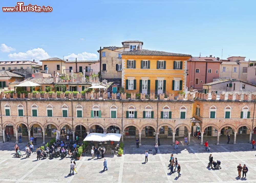 Immagine La monumentale Piazza del Popolo ad Ascoli Piceno nelle Marche - © trotalo / Shutterstock.com