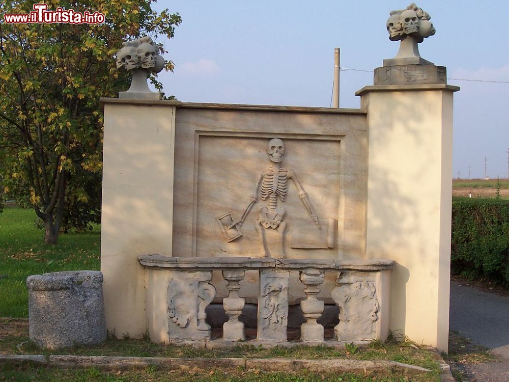 Immagine La Morte di Ruginello a Vimercate, Lombardia. Si tratta di due sculture rappresentanti due scheletri collocate ai lati della strada che porta al cimitero di questa località nei pressi di Vimercate CC BY 2.5, Collegamento