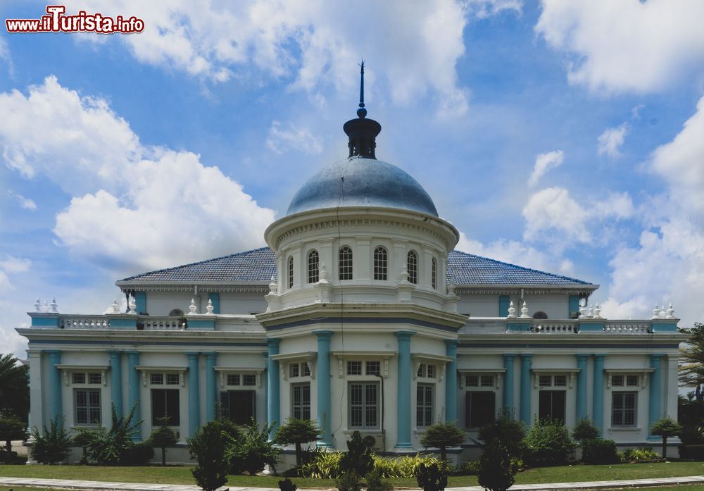 Immagine La moschea del Sultano Ibrahim a Muar, Johor, Malesia. Costruita nel 1927, si trova alla foce del fiume Muar e si presenta con influenze architettoniche britanniche.