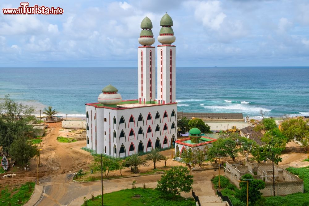 Immagine La Moschea della Divinità a Dakar, Senegal. Situata a Ouakam, uno dei Comuni nei dintorni della capitale Dakar, questa moschea si affaccia sull'Oceano Atlantico. E' stata inaugurata nel 1997.