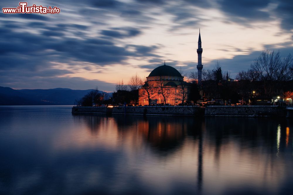 Immagine La moschea Golyazi fotografata di notte a Bursa, Turchia.