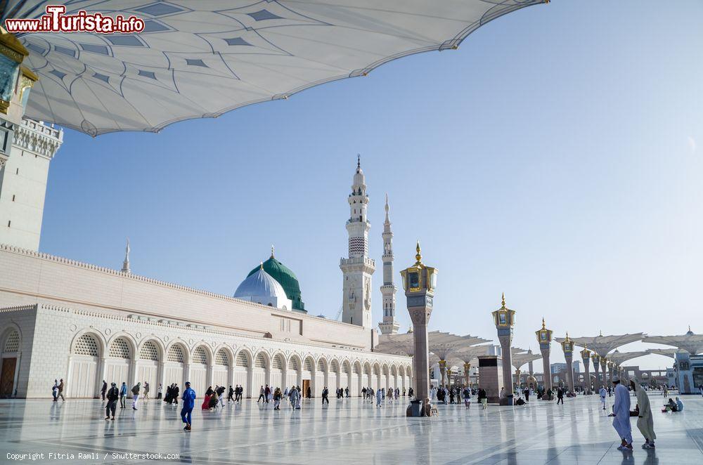 Immagine La moschea Nabawi a Medina, Arabia Saudita. La moschea del Profeta è la seconda più sacra per l'Islam. Sorge nel luogo in cui Maometto fece edificare un locale destinato alla preghiera. Il perimetro di questa moschea è 100 volte maggiore rispetto alla prima fatta costruire dallo stesso Maometto e può accogliere mezzo milione di devoti - © Fitria Ramli / Shutterstock.com