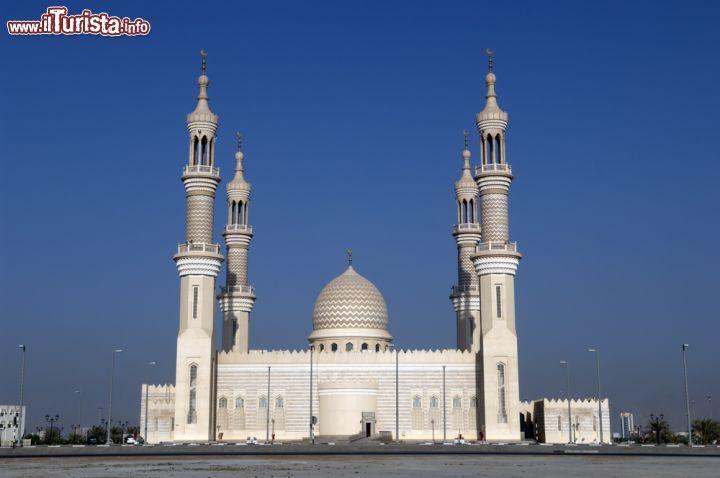 Immagine La bianca moschea Sheikh Zayed a Ras Al Khaimah - © Patrik Dietrich / Shutterstock.com