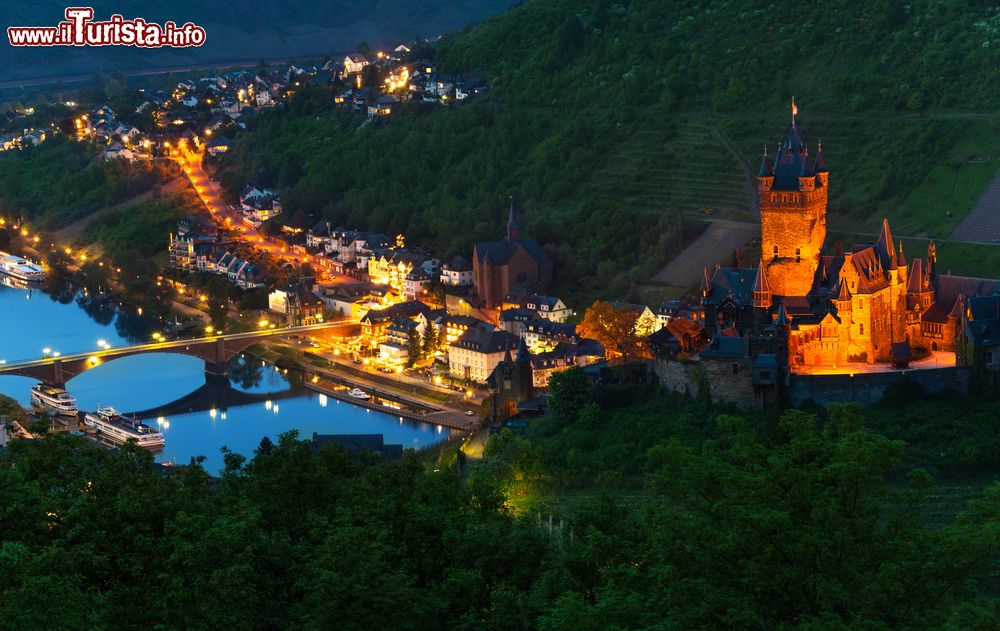 Immagine La Mosella e il Reichsburg sono i due simboli per eccellenza della cittadina di Cochem, in Gemania.