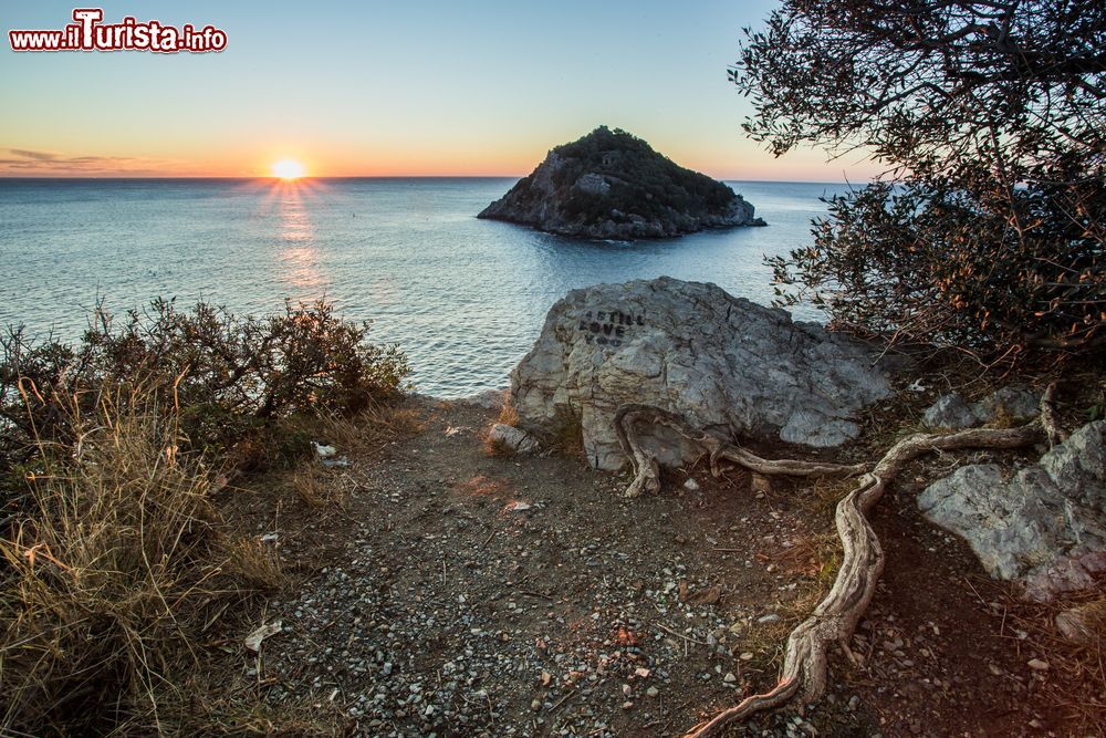 Immagine La natura incontaminata di Bergeggi e dell'isolotto di Sant'Eugenio nel mar Ligure (provincia di Savona).