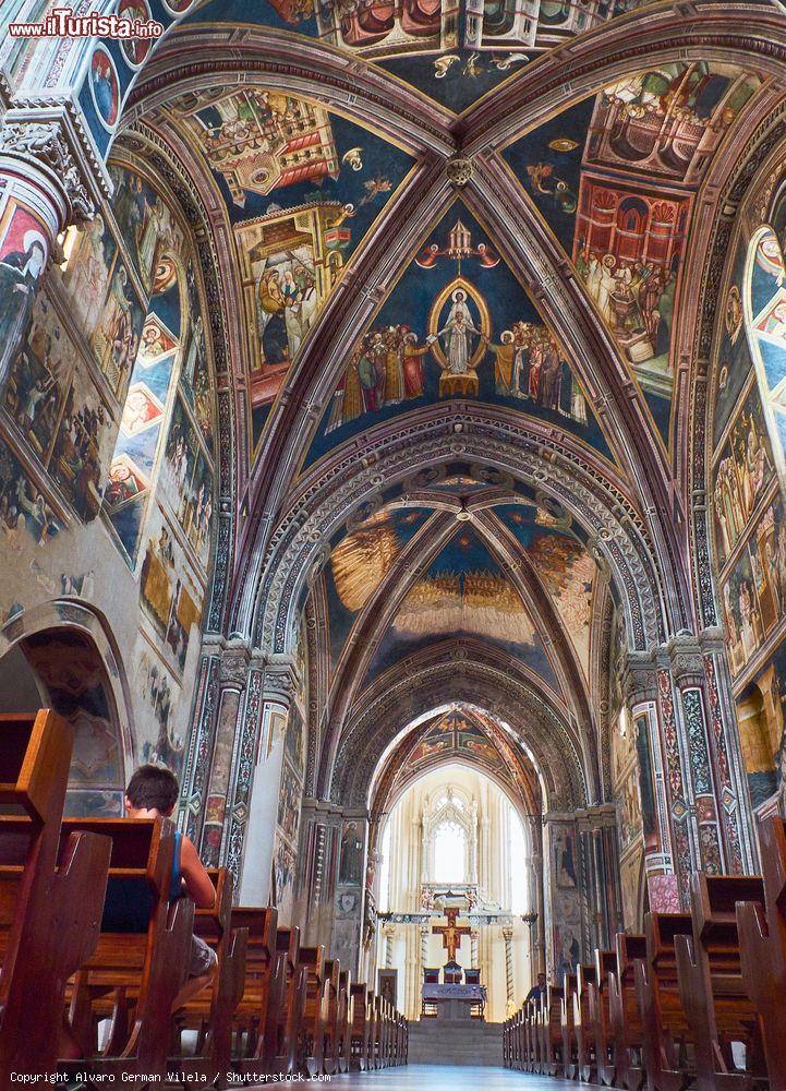 Immagine La navata centrale della Basilica di Santa Caterina d'Alessandria a Galatina, Puglia. L'interno dell'edificio è stato completamente affrescato nei primi decenni del XV° secolo da artisti provenienti da varie zone d'Italia - © Alvaro German Vilela / Shutterstock.com