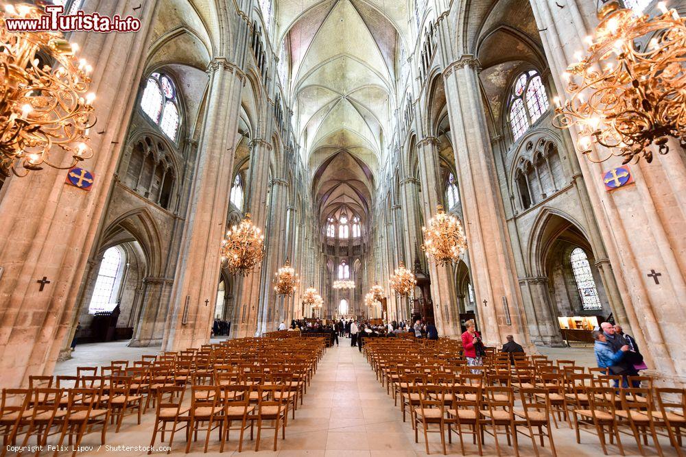 Immagine La navata della cattedrale di Bourges, Francia. E' considerata una delle chiese più belle del paese ed è celebre per le dimensioni eccezionali e per le vetrate che creano un suggestivo gioco luci e colori - © Felix Lipov / Shutterstock.com