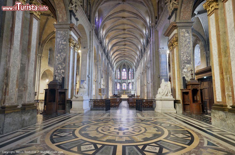 Immagine La navata della cattedrale di San Giovanni a Besancon, Francia - © Denis Costille / Shutterstock.com