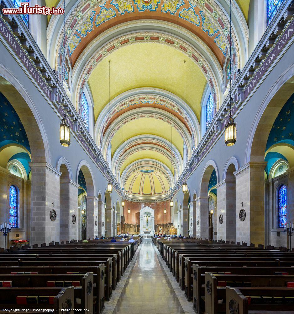 Immagine La navata della cattedrale di Santa Cecilia a Omaha, Nebraska, USA, con fedeli in preghiera - © Nagel Photography / Shutterstock.com