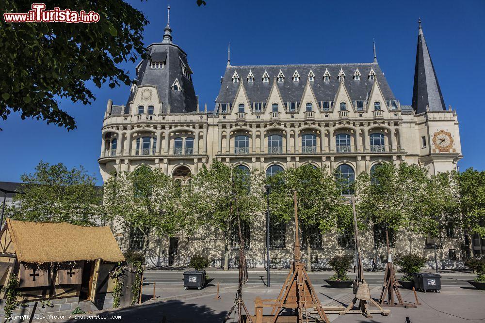 Immagine La neo-gotica Mediatheque L'Apostrophe di Chartres (Francia) in boulevard Maurice Viollette - © Kiev.Victor / Shutterstock.com