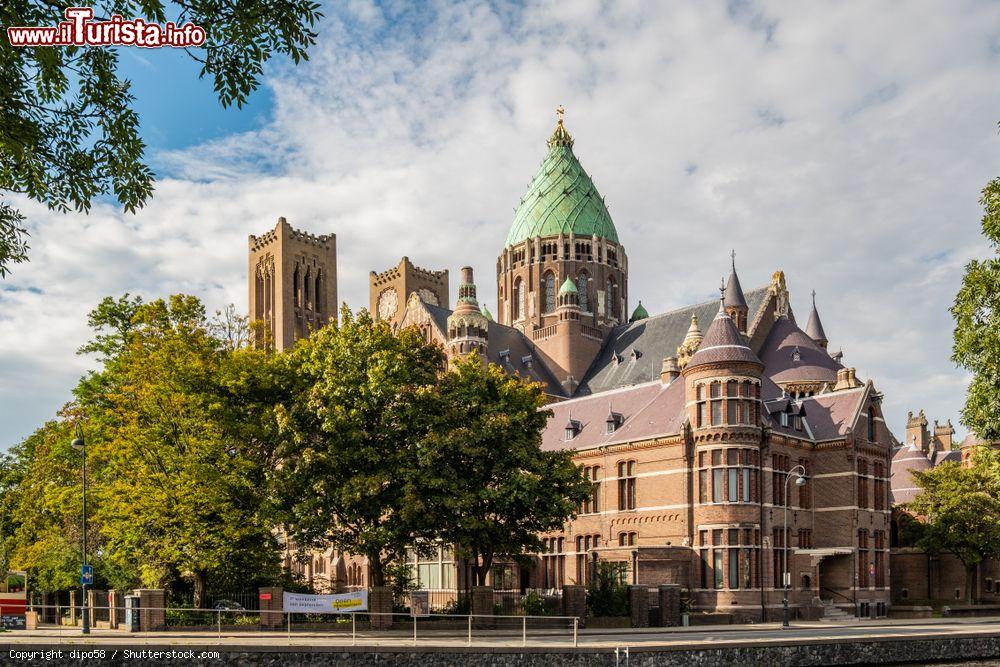 Immagine La nuova cattedrale di San Bavone a Haarlem, Olanda. Questo grande edificio eclettico eretto dai cattolici fra il 1895 e il 1930 reinterpreta gli stilemi dell'architettura romanica e gotica secondo il gusto del tempo - © dipo58 / Shutterstock.com