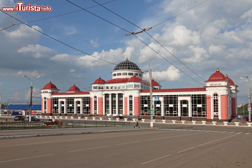 Immagine La nuova stazione ferroviaria di Saransk, Russia. Di grande suggestione la cupola centrale fatta di vetro da cui filtrano i raggi del sole.