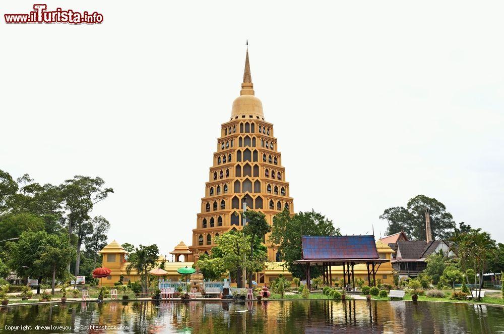 Immagine La pagoda buddista Wat Po Thong a Ang Thong, Thailandia - © dreamloveyou / Shutterstock.com