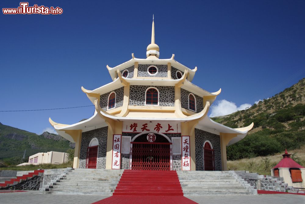 Immagine La pagoda Thien Thane a Port Louis, Mauritius. Si tratta  di uno dei più siggestivi edifici religiosi cinesi della città; la sua costruzione risalirebbe agli anni' 60/70 del 1900.