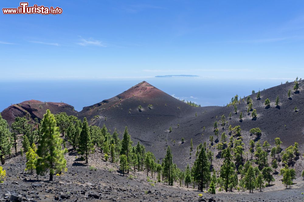 Immagine L'isola di La Palma si presta particolarmente alle camminate e al trekking sui vulcani. In questa immagine, oltre al paesaggio lavico del vulcano San Martin, si può vedere in lontananza l'isola di La Gomera. Canarie, Spagna.