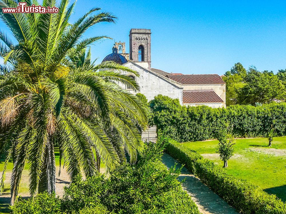 Immagine La parrocchia dell'Immacolata Concezione a Barumini, Sardegna, immersa nella vegetazione. Risale al XVI° secolo ed è consacrata al culto cattolico.