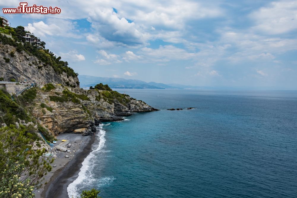 Immagine La parte orientale della Baia delle Sirene a Bergeggi in Liguria