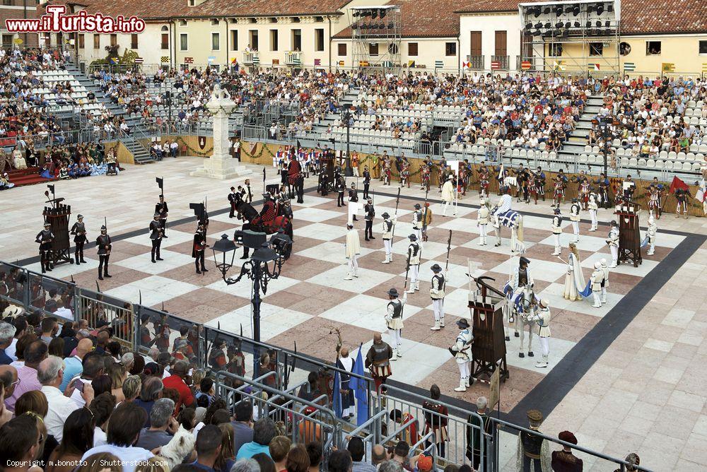 Immagine La Partita a scacchi a personaggi viventi di Marostica, evento che sivolge ogni due anni (anni pari) - © m.bonotto / Shutterstock.com