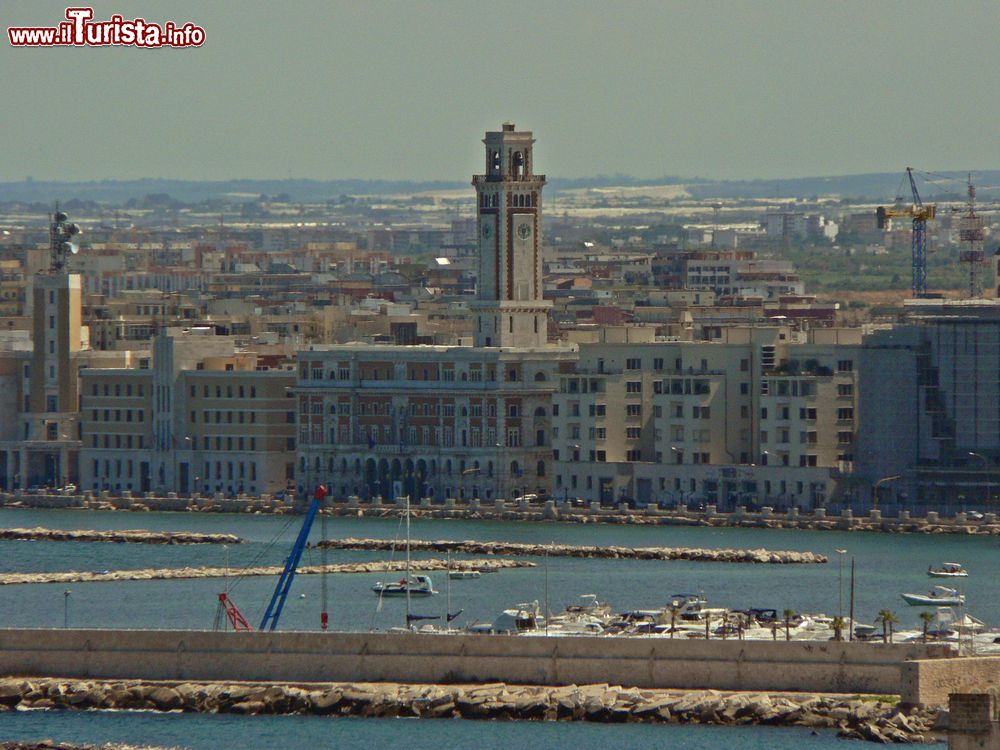 Immagine La passeggiata di Bari, Puglia, Italia. La città si affaccia sul Mare Adriatico e offre panorami mozzafiato.
