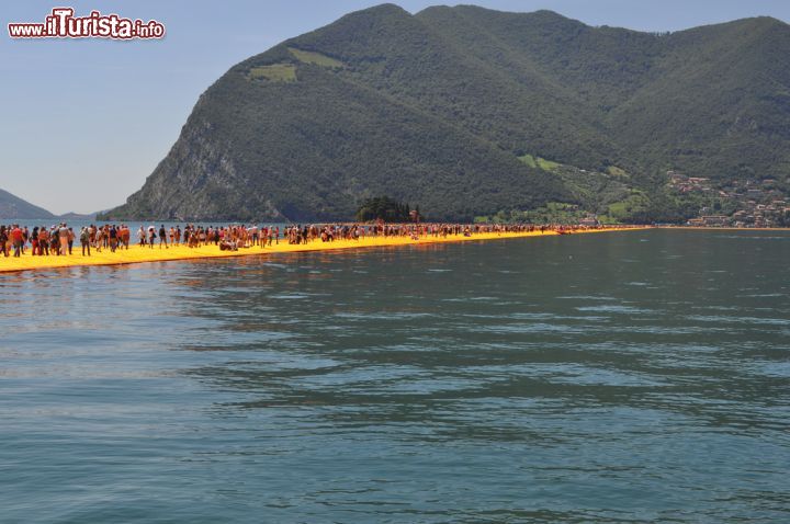 Immagine La passerella delle Floating Piers di Christo, collegante Peschiera Maraglio con Sulzano, sul Lago d'Iseo - © s74 / Shutterstock.com